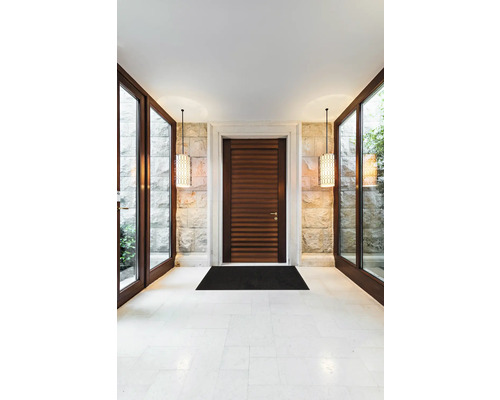 Eingangsbereich mit Holztür, Glasfenstern und Beleuchtung