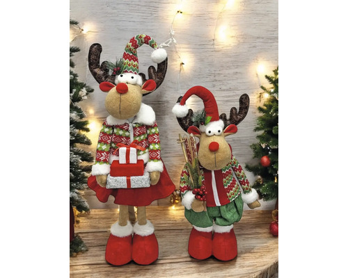 Zwei dekorative Rentierfiguren mit Weihnachtsmützen und festlicher Kleidung als saisonale Dekoration.