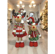 Zwei dekorative Weihnachtselche im festlichen Interieur.