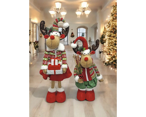 Zwei dekorative Weihnachtselche im festlichen Interieur.