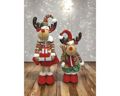 Zwei dekorative Rentierfiguren im Weihnachtsdesign mit Mütze, Geweih, Winterkleidung und Geschenken