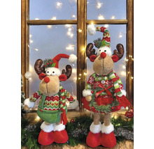 Zwei Rentierfiguren mit weihnachtlicher Kleidung vor einem Fenster