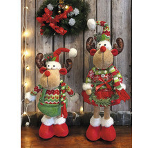 Zwei dekorative Elchfiguren mit weihnachtlichen Strickmustern und Geweih vor einer Holzwand mit Weihnachtskranz