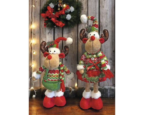Zwei dekorative Elchfiguren mit weihnachtlichen Strickmustern und Geweih vor einer Holzwand mit Weihnachtskranz