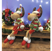 Deux figurines de rennes assises avec des bonnets et des écharpes comme décoration festive