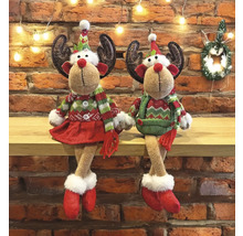 Deux figurines de rennes de Noël avec bois, chapeaux et vêtements d''hiver assises sur une étagère.