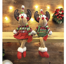 Deux figurines décoratives de rennes avec des vêtements de fête sont assises sur une étagère.