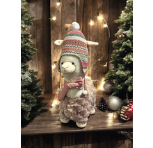 Figurine décorative de lama avec bonnet et écharpe entre deux arbres de Noël