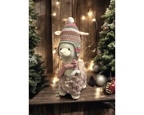 Figurine décorative de lama avec bonnet et écharpe entre deux arbres de Noël