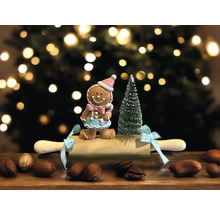 Figurine décorative en pain d''épices avec des noix, rouleau à pâtisserie et sapin de Noël miniature