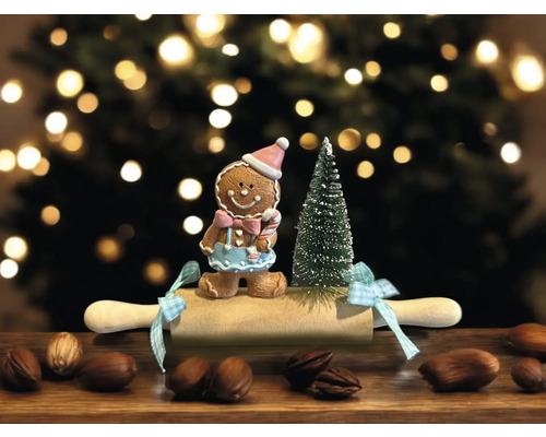 Dekorative Lebkuchenfigur mit Nüssen, Wallholz und Miniaturweihnachtsbaum
