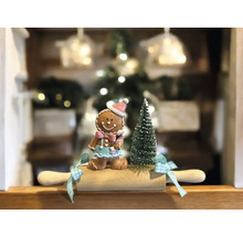 Décoration de Noël avec un bonhomme en pain d''épices, un petit sapin de Noël et un rouleau à pâtisserie
