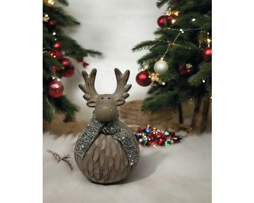 Figurine décorative d''élan avec écharpe devant des arbres de Noël