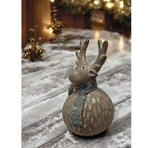 Dekorative Elchfigur mit Schal auf einem Holztisch