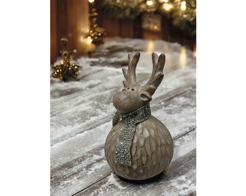 Dekorative Elchfigur mit Schal auf einem Holztisch