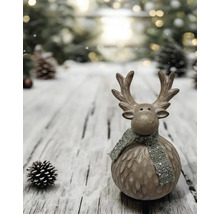 Dekoration Elch mit Schal auf Holztisch mit Tannenzapfen