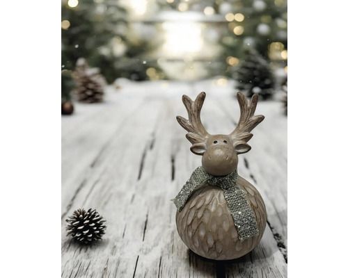 Dekoration Elch mit Schal auf Holztisch mit Tannenzapfen