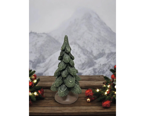 Dekorative grüne Keramiktanne als Weihnachtsschmuck