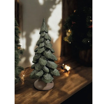 Dekorativer Weihnachtsbaum aus Keramik auf einem Holztisch