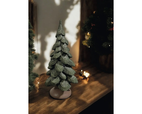 Dekorativer Weihnachtsbaum aus Keramik auf einem Holztisch