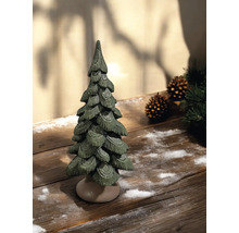 Dekorativer grüner Weihnachtsbaum aus Keramik auf Holzuntergrund