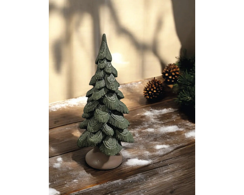 Dekorativer grüner Weihnachtsbaum aus Keramik auf Holzuntergrund