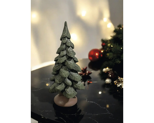 Dekorative grüne Tanne auf einem Tisch