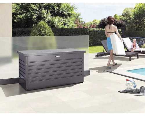 Scène d''extérieur avec un coffre de rangement à côté d''une piscine