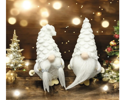 Zwei dekorative Weihnachtszwerge aus Textil vor weihnachtlichem Hintergrund