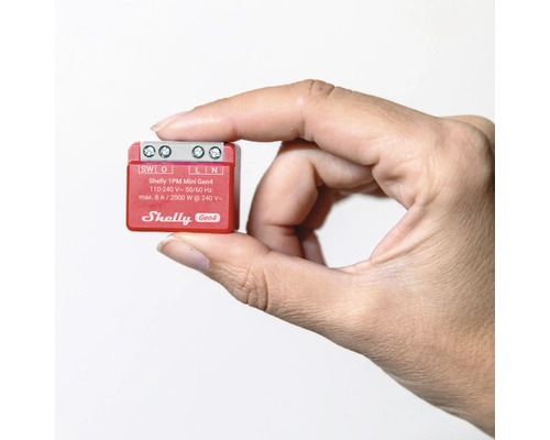 Relais domotique Shelly 1PM Mini Gen4 dans une main