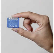 Shelly 1 Mini Gen4 Smart Home Relais in der Hand gehalten
