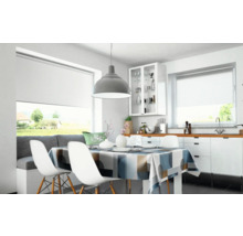Salle à manger lumineuse avec des stores plissés aux fenêtres, une table à manger avec des chaises et une suspension