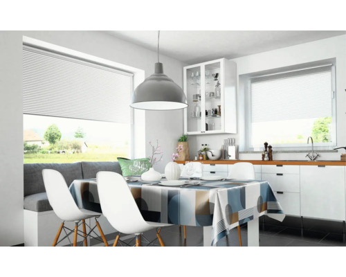 Salle à manger lumineuse avec des stores plissés aux fenêtres, une table à manger avec des chaises et une suspension