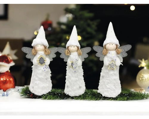 Trois figurines d''anges décoratives avec des ailes et des chapeaux pointus comme décoration de Noël