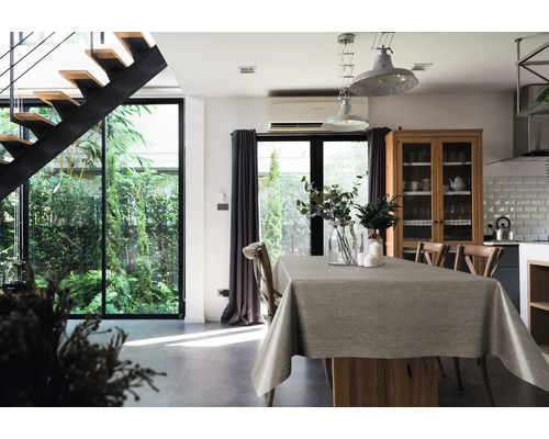 Heller Essbereich mit Tisch, Tischdecke und Blick in den Garten