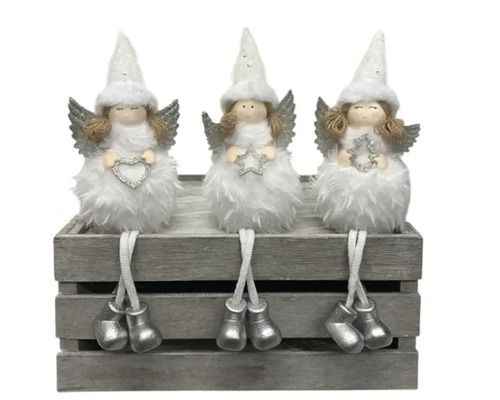 Drei Weihnachtsengel Figuren sitzen auf einer grauen Holzkiste, Weihnachtsdekoration