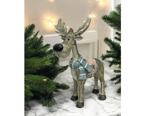 Élan décoratif avec écharpe et sapins pour la période des fêtes