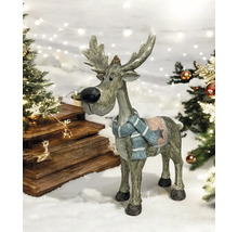 Figurine décorative de renne avec écharpe et sapins de Noël en arrière-plan