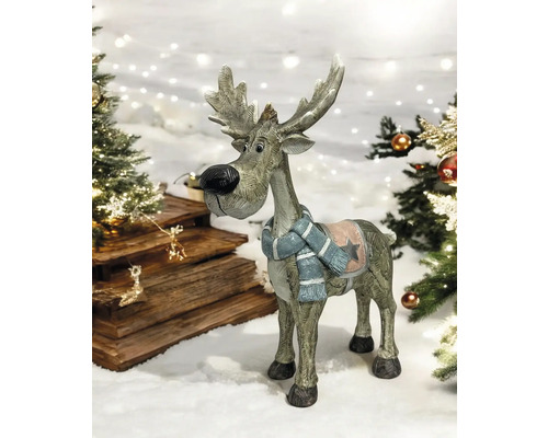 Figurine décorative de renne avec écharpe et sapins de Noël en arrière-plan