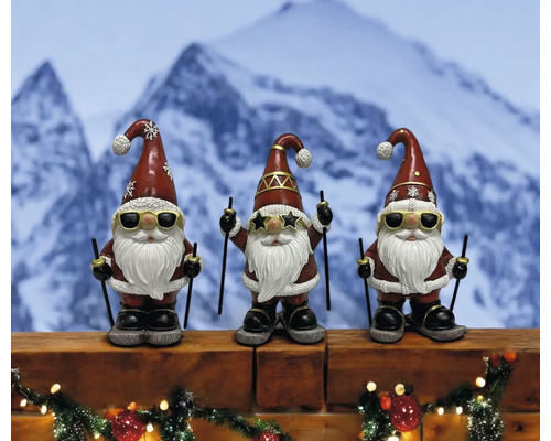 Drei Gartenzwerge mit Skiern und Sonnenbrille auf einem Sims