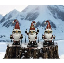 Trois nains de jardin avec des lunettes de soleil et des skis sur une souche d''arbre devant un panorama de montagne