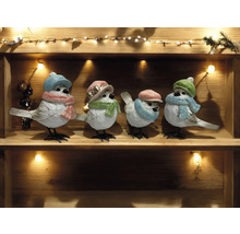 Groupe d''oiseaux décoratifs avec bonnets et écharpes sur une étagère en bois