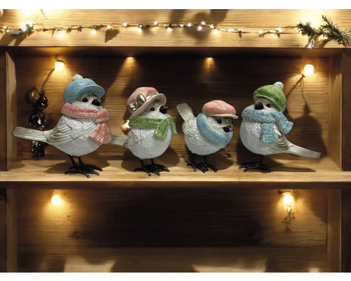 Groupe d''oiseaux décoratifs avec bonnets et écharpes sur une étagère en bois