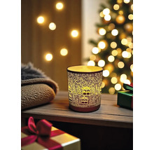 Windlicht mit Häusermuster vor Weihnachtsdekoration