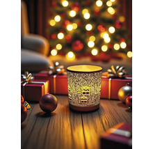 Weihnachtliche Dekoration mit Kerzenhalter, Geschenken und Christbaum im Hintergrund.