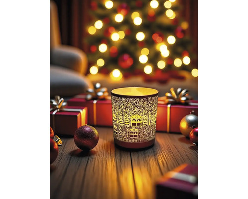 Weihnachtliche Dekoration mit Kerzenhalter, Geschenken und Christbaum im Hintergrund.