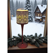 Dekorative Stehlampe mit Winterdorf-Motiv am Fenster