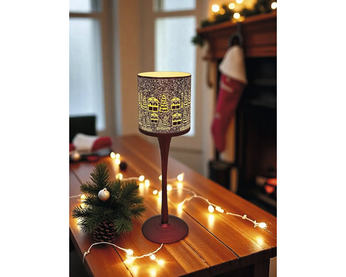 Dekorative Tischleuchte mit winterlichem Stadtmotiv auf einem Holztisch