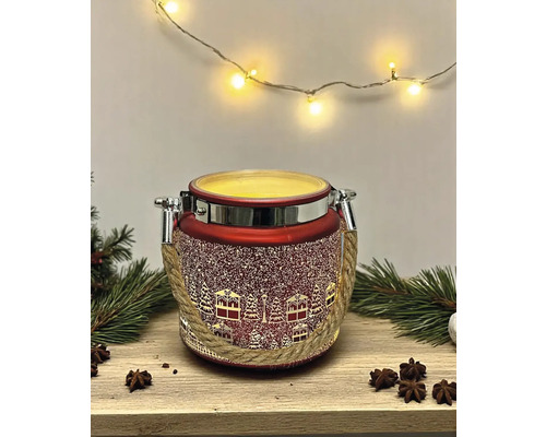 Dekorative Duftkerze im Glas mit Wintermotiven und Seilgriffen auf einem Holztisch