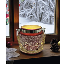 Dekorative Laterne mit weihnachtlichem Motiv auf einer Fensterbank